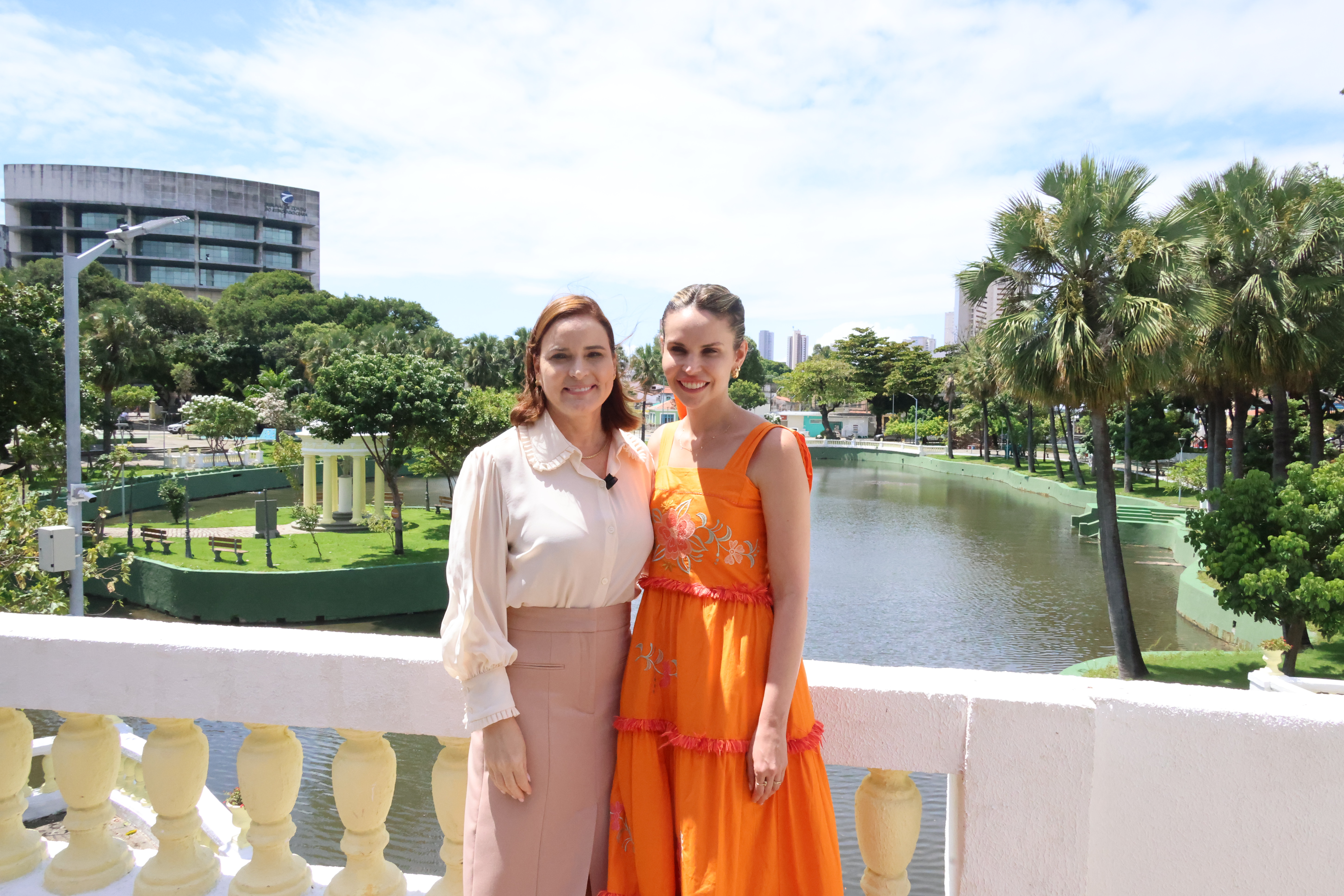 Cristiane Leitão e Gabriella Aguiar posam na frente da lagoa da Cidade da Criança